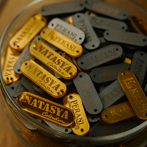 id-11134207-82251-mfw9phrsrtvy00 LAbel Akrilik Gold